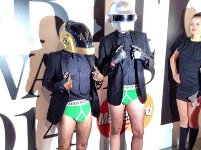 Wah, Daft Punk Buka Celana di Brit Awards 2014!